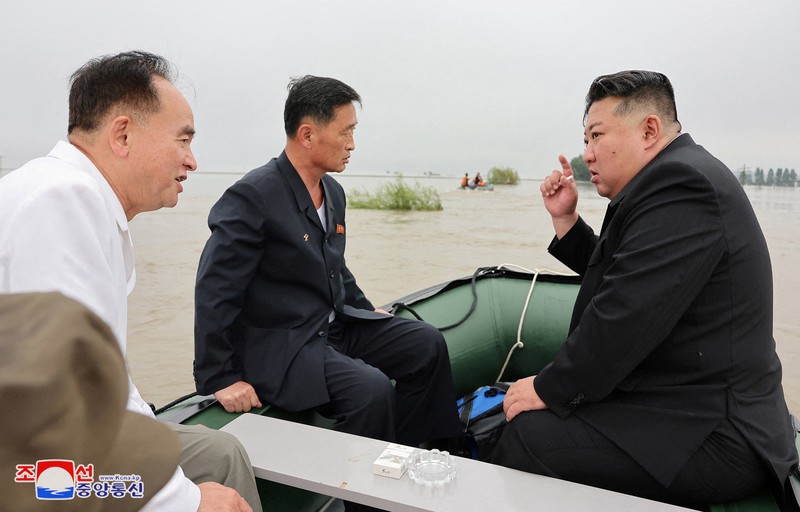 Pemimpin Korea Utara Kim Jong Un dan Perdana Menteri Kim Tok Hun mengunjungi daerah yang terkena banjir di dekat perbatasan dengan China, di Provinsi Pyongan Utara, Korea Utara, dalam foto tanpa tanggal yang dirilis pada 31 Juli 2024 oleh Kantor Berita Pusat Korea resmi Korea Utara. Pemimpin Korea Utara Kim Jong Un dan Perdana Menteri Kim Tok Hun mengunjungi daerah yang terkena banjir di dekat perbatasan dengan China, di Provinsi Pyongan Utara, Korea Utara, dalam foto tanpa tanggal yang dirilis pada 31 Juli 2024 oleh Kantor Berita Pusat Korea resmi Korea Utara. (KCNA via REUTERS)