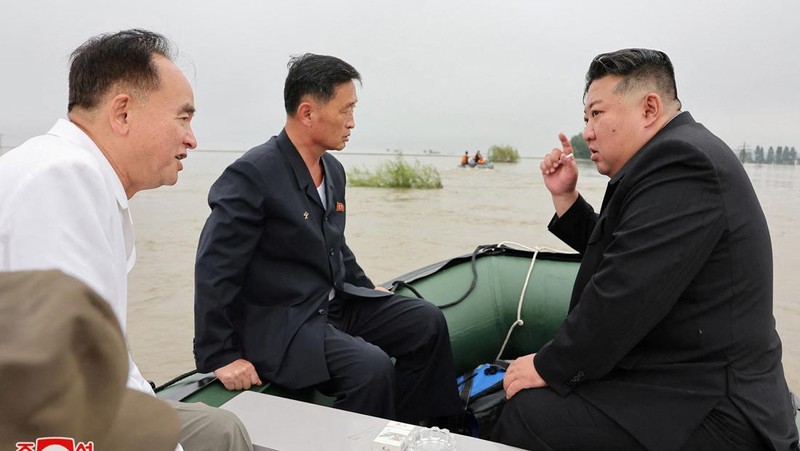 Pemimpin Korea Utara Kim Jong Un dan Perdana Menteri Kim Tok Hun mengunjungi daerah yang terkena banjir di dekat perbatasan dengan China, di Provinsi Pyongan Utara, Korea Utara, dalam foto tanpa tanggal yang dirilis pada 31 Juli 2024 oleh Kantor Berita Pusat Korea resmi Korea Utara. (KCNA via REUTERS)