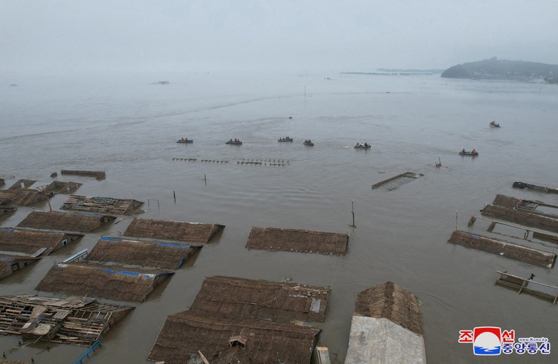 Pemimpin Korea Utara Kim Jong Un dan Perdana Menteri Kim Tok Hun mengunjungi daerah yang terkena banjir di dekat perbatasan dengan China, di Provinsi Pyongan Utara, Korea Utara, dalam foto tanpa tanggal yang dirilis pada 31 Juli 2024 oleh Kantor Berita Pusat Korea resmi Korea Utara. Pemimpin Korea Utara Kim Jong Un dan Perdana Menteri Kim Tok Hun mengunjungi daerah yang terkena banjir di dekat perbatasan dengan China, di Provinsi Pyongan Utara, Korea Utara, dalam foto tanpa tanggal yang dirilis pada 31 Juli 2024 oleh Kantor Berita Pusat Korea resmi Korea Utara. (KCNA via REUTERS)