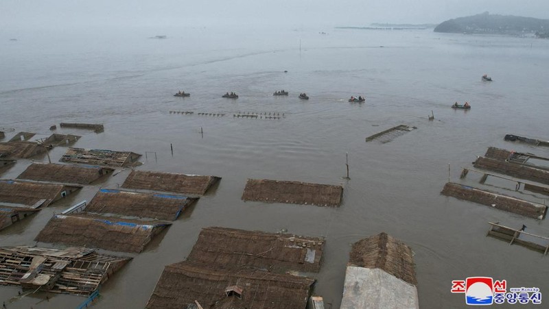 Pemimpin Korea Utara Kim Jong Un dan Perdana Menteri Kim Tok Hun mengunjungi daerah yang terkena banjir di dekat perbatasan dengan China, di Provinsi Pyongan Utara, Korea Utara, dalam foto tanpa tanggal yang dirilis pada 31 Juli 2024 oleh Kantor Berita Pusat Korea resmi Korea Utara. (KCNA via REUTERS)