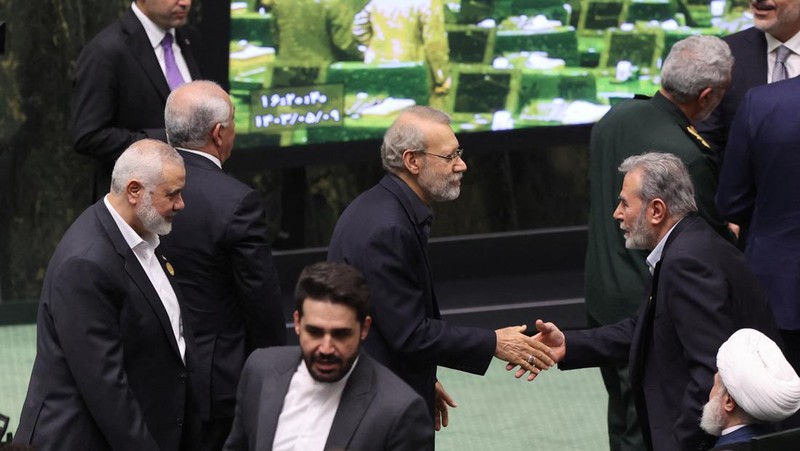 Pemimpin tertinggi kelompok Hamas Palestina, Ismail Haniyeh menghadiri upacara pelantikan Presiden baru Iran, Masoud Pezeshkian di parlemen Teheran, Iran, Selasa (30/7/2024). (Majid Asgaripour/WANA via REUTERS)