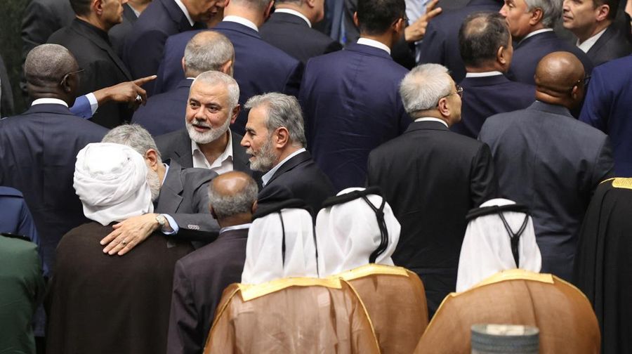 Pemimpin tertinggi kelompok Hamas Palestina, Ismail Haniyeh menghadiri upacara pelantikan Presiden baru Iran, Masoud Pezeshkian di parlemen Teheran, Iran, Selasa (30/7/2024). (Majid Asgaripour/WANA via REUTERS)
