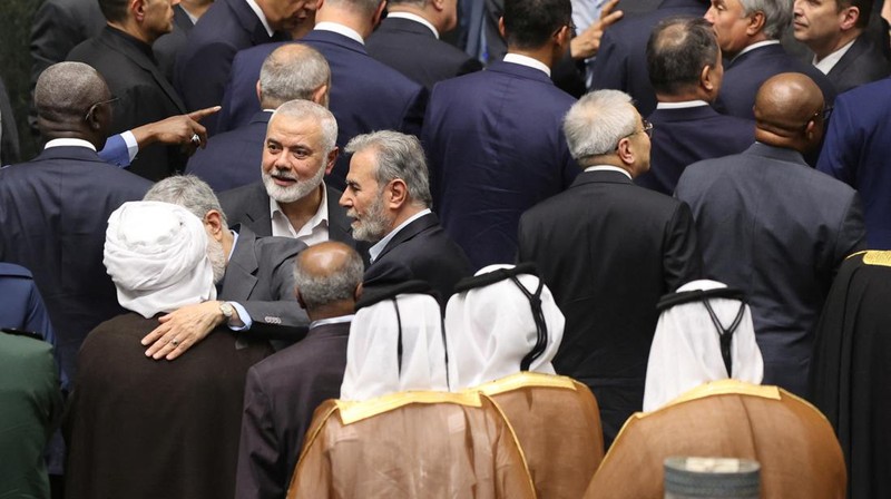 Pemimpin tertinggi kelompok Hamas Palestina, Ismail Haniyeh menghadiri upacara pelantikan Presiden baru Iran, Masoud Pezeshkian di parlemen Teheran, Iran, Selasa (30/7/2024). (Majid Asgaripour/WANA via REUTERS)