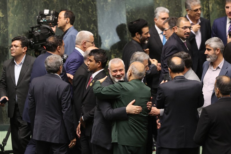 Pemimpin tertinggi kelompok Hamas Palestina, Ismail Haniyeh menghadiri upacara pelantikan Presiden baru Iran, Masoud Pezeshkian di parlemen Teheran, Iran, Selasa (30/7/2024). (Majid Asgaripour/WANA via REUTERS)