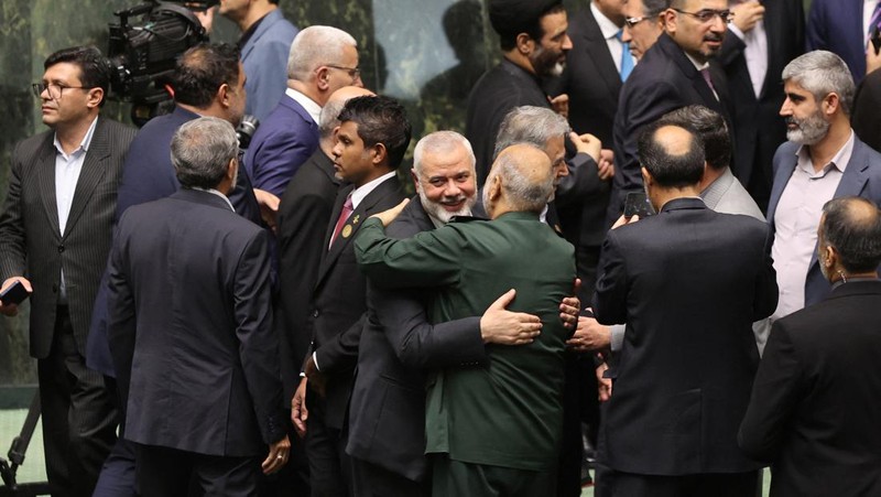 Pemimpin tertinggi kelompok Hamas Palestina, Ismail Haniyeh menghadiri upacara pelantikan Presiden baru Iran, Masoud Pezeshkian di parlemen Teheran, Iran, Selasa (30/7/2024). (Majid Asgaripour/WANA via REUTERS)