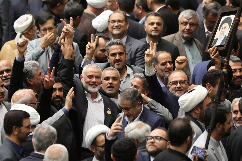 Pemimpin tertinggi kelompok Hamas Palestina, Ismail Haniyeh menghadiri upacara pelantikan Presiden baru Iran, Masoud Pezeshkian di parlemen Teheran, Iran, Selasa (30/7/2024). (Majid Asgaripour/WANA via REUTERS) Pemimpin tertinggi kelompok Hamas Palestina, Ismail Haniyeh menghadiri upacara pelantikan Presiden baru Iran, Masoud Pezeshkian di parlemen Teheran, Iran, Selasa (30/7/2024). (Majid Asgaripour/WANA via REUTERS)