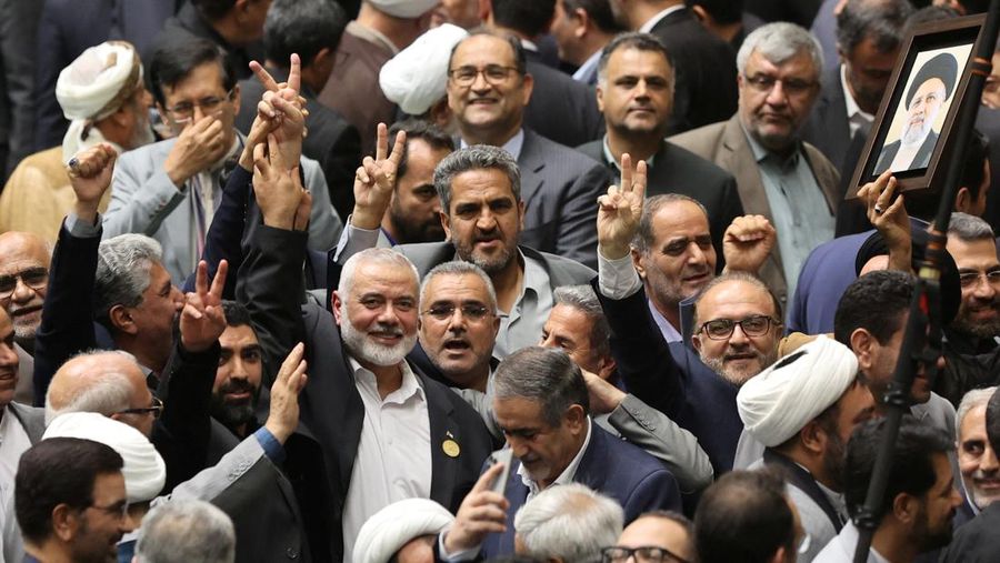 Pemimpin tertinggi kelompok Hamas Palestina, Ismail Haniyeh menghadiri upacara pelantikan Presiden baru Iran, Masoud Pezeshkian di parlemen Teheran, Iran, Selasa (30/7/2024). (Majid Asgaripour/WANA via REUTERS)