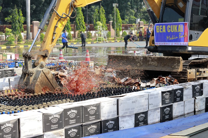 Pemusnahan Barang Milik Negara Eks Kepabeanan dan Cukai dan Barang Rampasan Negara di Kantor Pusat Bea Cukai, Jakarta, Rabu (31/7/2024). (CNBC Indonesia/Muhammad Sabki)