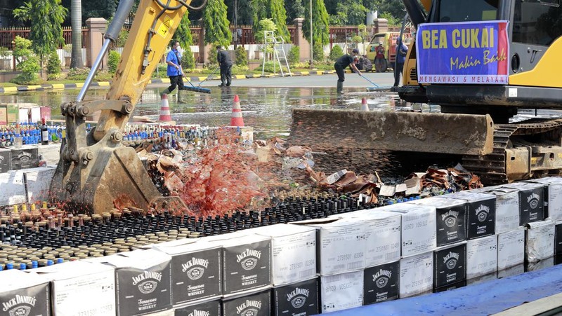 Pemusnahan Barang Milik Negara Eks Kepabeanan dan Cukai dan Barang Rampasan Negara di Kantor Pusat Bea Cukai, Jakarta, Rabu (31/7/2024). (CNBC Indonesia/Muhammad Sabki)