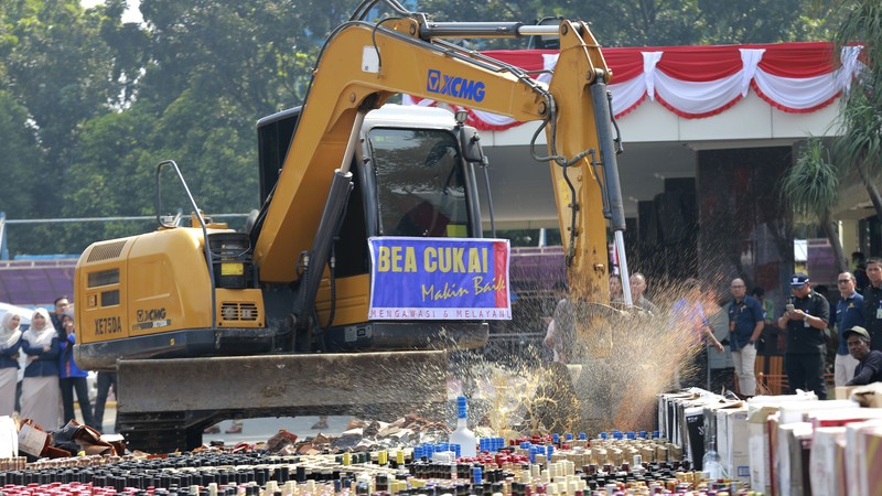 Pemusnahan Barang Milik Negara Eks Kepabeanan dan Cukai dan Barang Rampasan Negara di Kantor Pusat Bea Cukai, Jakarta, Rabu (31/7/2024). (CNBC Indonesia/Muhammad Sabki) Pemusnahan Barang Milik Negara Eks Kepabeanan dan Cukai dan Barang Rampasan Negara di Kantor Pusat Bea Cukai, Jakarta, Rabu (31/7/2024). (CNBC Indonesia/Muhammad Sabki)