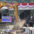 162.708 Vodka Cs dan 12 Juta Rokok Diremuk Excavator di Rawamangun