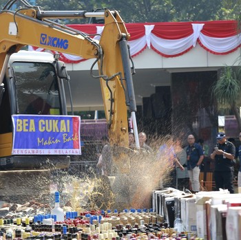 162.708 Vodka Cs dan 12 Juta Rokok Diremuk Excavator di Rawamangun
