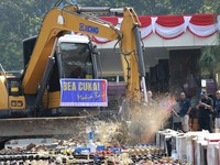 162.708 Vodka Cs dan 12 Juta Rokok Diremuk Excavator di Rawamangun