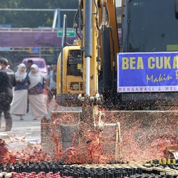 Bea Cukai Musnahkan Ratusan Ribu Botol Miras & Jutaan Rokok Rp165 M