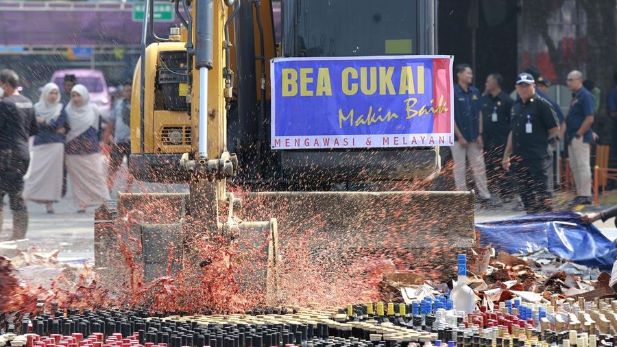 Pemusnahan Barang Milik Negara Eks Kepabeanan dan Cukai dan Barang Rampasan Negara di Kantor Pusat Bea Cukai, Jakarta, Rabu (31/7/2024). (CNBC Indonesia/Muhammad Sabki)