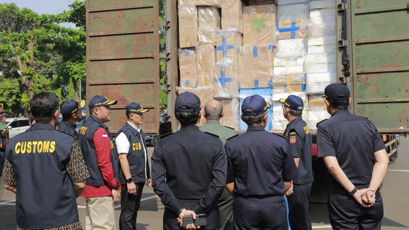 Pemusnahan Barang Milik Negara Eks Kepabeanan dan Cukai dan Barang Rampasan Negara di Kantor Pusat Bea Cukai, Jakarta, Rabu (31/7/2024). (CNBC Indonesia/Muhammad Sabki)