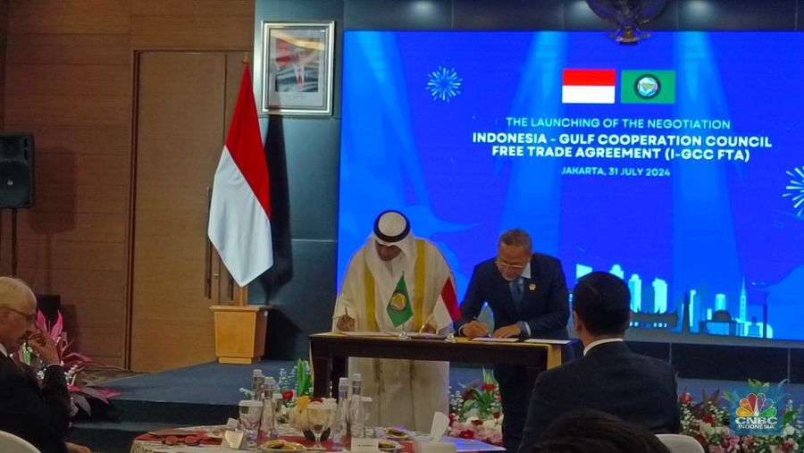 Menteri Perdagangan Zulkifli Hasan bersama Sekretaris Jenderal Gulf Cooperation Council (GCC) Jasem Mohamed AI Budaiwi menandatangani perjanjian kerja sama di Auditorium Kemendag, Jakarta Pusat, Rabu (31/7/2024). (CNBC Indonesia/Martyasari Rizky)