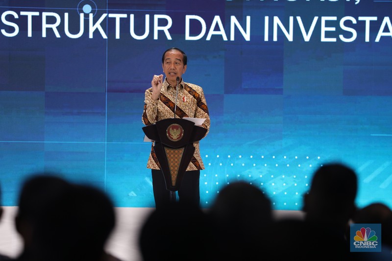 Presiden Joko Widodo (Jokowi) menerima penghargaan sebagai Bapak Konstruksi Indonesia. Penghargaan itu diberikan oleh Gabungan Pelaksana Konstruksi Nasional Indonesia (Gapensi) pada Rabu (31/7/2024). (CNBC Indonesia/Tri Susilo)