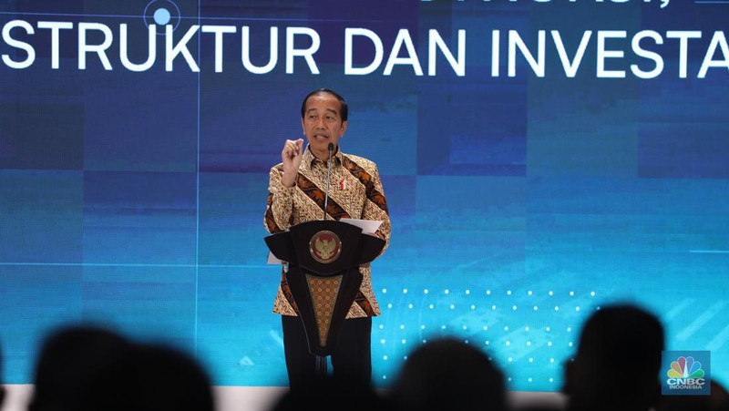 Presiden Joko Widodo (Jokowi) menerima penghargaan sebagai Bapak Konstruksi Indonesia. Penghargaan itu diberikan oleh Gabungan Pelaksana Konstruksi Nasional Indonesia (Gapensi) pada Rabu (31/7/2024). (CNBC Indonesia/Tri Susilo)