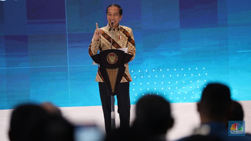 Presiden Joko Widodo (Jokowi) menerima penghargaan sebagai Bapak Konstruksi Indonesia. Penghargaan itu diberikan oleh Gabungan Pelaksana Konstruksi Nasional Indonesia (Gapensi) pada Rabu (31/7/2024). Presiden Joko Widodo (Jokowi) menerima penghargaan sebagai Bapak Konstruksi Indonesia. Penghargaan itu diberikan oleh Gabungan Pelaksana Konstruksi Nasional Indonesia (Gapensi) pada Rabu (31/7/2024). (CNBC Indonesia/Tri Susilo)