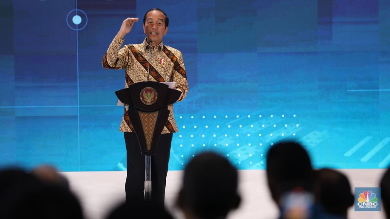Presiden Joko Widodo (Jokowi) menerima penghargaan sebagai Bapak Konstruksi Indonesia. Penghargaan itu diberikan oleh Gabungan Pelaksana Konstruksi Nasional Indonesia (Gapensi) pada Rabu (31/7/2024). (CNBC Indonesia/Tri Susilo)