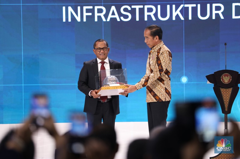 Presiden Joko Widodo (Jokowi) menerima penghargaan sebagai Bapak Konstruksi Indonesia. Penghargaan itu diberikan oleh Gabungan Pelaksana Konstruksi Nasional Indonesia (Gapensi) pada Rabu (31/7/2024). Presiden Joko Widodo (Jokowi) menerima penghargaan sebagai Bapak Konstruksi Indonesia. Penghargaan itu diberikan oleh Gabungan Pelaksana Konstruksi Nasional Indonesia (Gapensi) pada Rabu (31/7/2024). (CNBC Indonesia/Tri Susilo)
