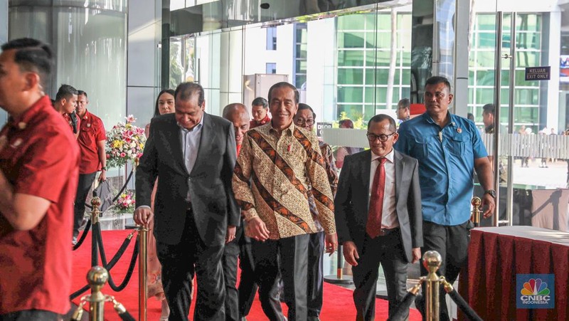 Presiden Joko Widodo (Jokowi) menerima penghargaan sebagai Bapak Konstruksi Indonesia. Penghargaan itu diberikan oleh Gabungan Pelaksana Konstruksi Nasional Indonesia (Gapensi) pada Rabu (31/7/2024). (CNBC Indonesia/Tri Susilo)