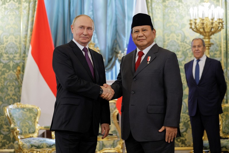 Presiden Rusia Vladimir Putin berjabat tangan dengan Presiden terpilih Indonesia Prabowo Subianto selama pertemuan di Kremlin di Moskow, Rusia 31 Juli 2024. (REUTERS/Maxim Shemetov/Pool)