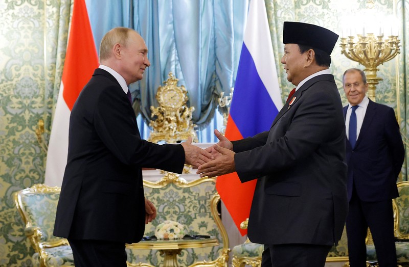 Presiden Rusia Vladimir Putin berjabat tangan dengan Presiden terpilih Indonesia Prabowo Subianto selama pertemuan di Kremlin di Moskow, Rusia 31 Juli 2024. (REUTERS/Maxim Shemetov/Pool)