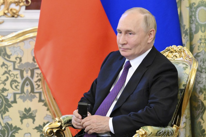 Presiden Rusia Vladimir Putin berjabat tangan dengan Presiden terpilih Indonesia Prabowo Subianto selama pertemuan di Kremlin di Moskow, Rusia 31 Juli 2024. Presiden Rusia Vladimir Putin berjabat tangan dengan Presiden terpilih Indonesia Prabowo Subianto selama pertemuan di Kremlin di Moskow, Rusia 31 Juli 2024. (REUTERS/Maxim Shemetov/Pool)
