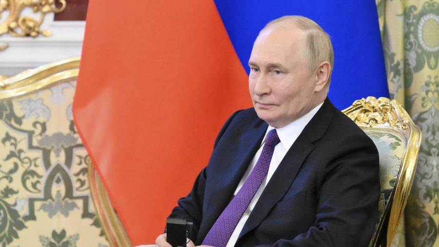 Presiden Rusia Vladimir Putin berjabat tangan dengan Presiden terpilih Indonesia Prabowo Subianto selama pertemuan di Kremlin di Moskow, Rusia 31 Juli 2024. (REUTERS/Maxim Shemetov/Pool)
