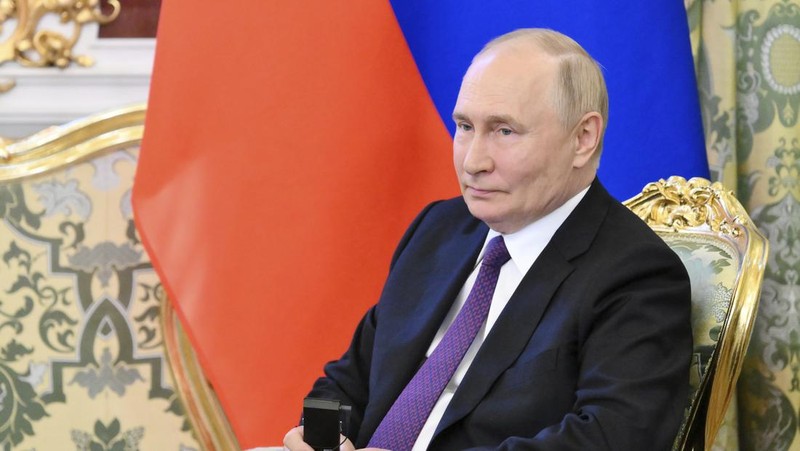 Presiden Rusia Vladimir Putin berjabat tangan dengan Presiden terpilih Indonesia Prabowo Subianto selama pertemuan di Kremlin di Moskow, Rusia 31 Juli 2024. (REUTERS/Maxim Shemetov/Pool)