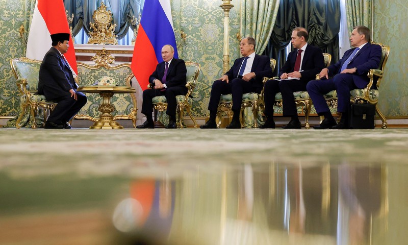 Presiden Rusia Vladimir Putin berjabat tangan dengan Presiden terpilih Indonesia Prabowo Subianto selama pertemuan di Kremlin di Moskow, Rusia 31 Juli 2024. (REUTERS/Maxim Shemetov/Pool)