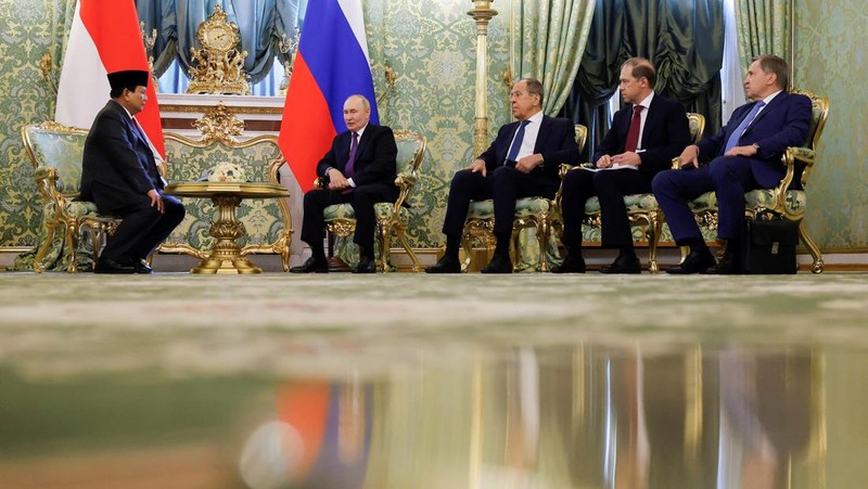 Presiden Rusia Vladimir Putin berjabat tangan dengan Presiden terpilih Indonesia Prabowo Subianto selama pertemuan di Kremlin di Moskow, Rusia 31 Juli 2024. (REUTERS/Maxim Shemetov/Pool)