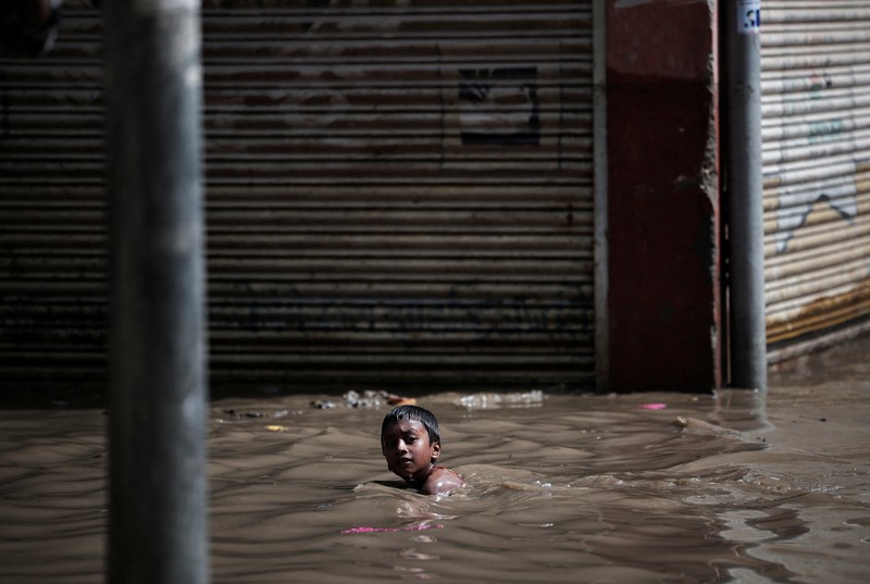 Kendaraan yang terendam sebagian terlihat di daerah banjir di sepanjang tepi Sungai Bagmati yang meluap setelah hujan lebat di Kathmandu, Nepal, 31 Juli 2024. Kendaraan yang terendam sebagian terlihat di daerah banjir di sepanjang tepi Sungai Bagmati yang meluap setelah hujan lebat di Kathmandu, Nepal, 31 Juli 2024. (REUTERS/Navesh Chitrakar)
