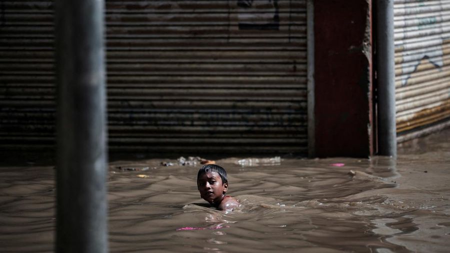Kendaraan yang terendam sebagian terlihat di daerah banjir di sepanjang tepi Sungai Bagmati yang meluap setelah hujan lebat di Kathmandu, Nepal, 31 Juli 2024. (REUTERS/Navesh Chitrakar)