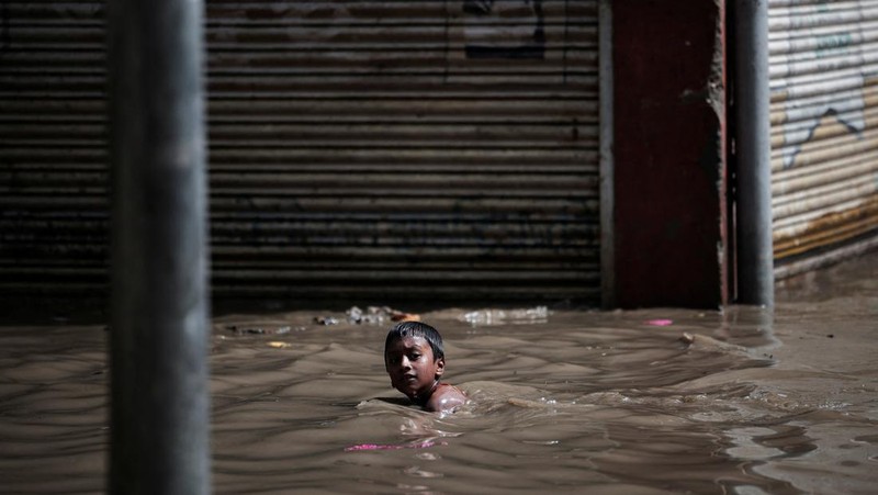 Kendaraan yang terendam sebagian terlihat di daerah banjir di sepanjang tepi Sungai Bagmati yang meluap setelah hujan lebat di Kathmandu, Nepal, 31 Juli 2024. (REUTERS/Navesh Chitrakar)