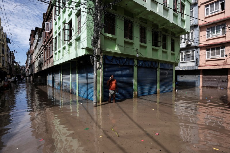 Kendaraan yang terendam sebagian terlihat di daerah banjir di sepanjang tepi Sungai Bagmati yang meluap setelah hujan lebat di Kathmandu, Nepal, 31 Juli 2024. Kendaraan yang terendam sebagian terlihat di daerah banjir di sepanjang tepi Sungai Bagmati yang meluap setelah hujan lebat di Kathmandu, Nepal, 31 Juli 2024. (REUTERS/Navesh Chitrakar)