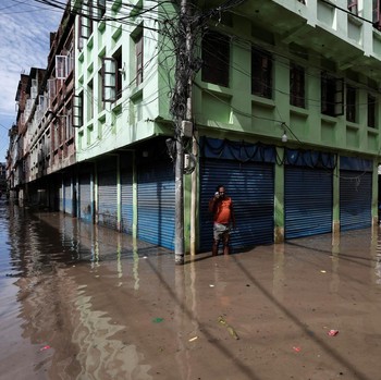 Daratan Jadi Sungai! Tetangga RI Banjir, Warga Terseret Lumpur