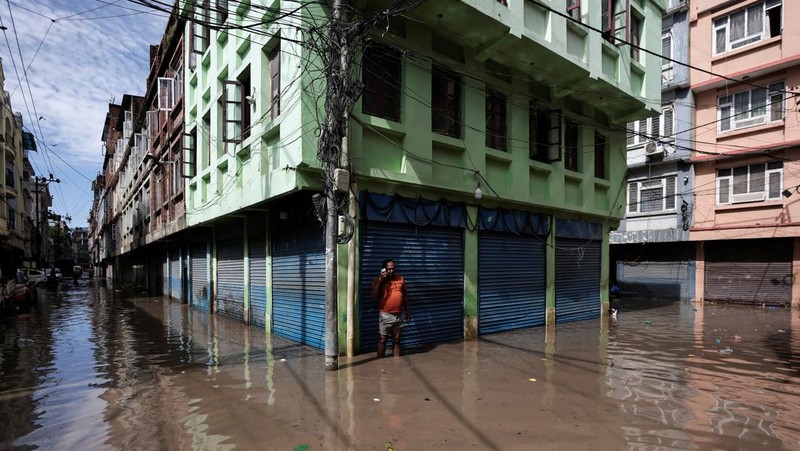 Kendaraan yang terendam sebagian terlihat di daerah banjir di sepanjang tepi Sungai Bagmati yang meluap setelah hujan lebat di Kathmandu, Nepal, 31 Juli 2024. (REUTERS/Navesh Chitrakar)