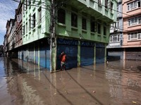 Daratan Jadi Sungai! Tetangga RI Banjir, Warga Terseret Lumpur