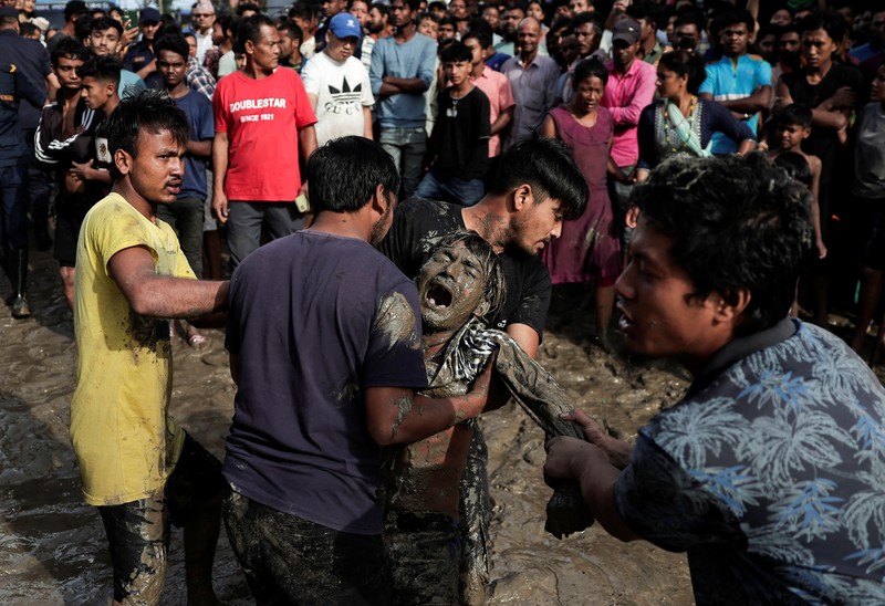 Kendaraan yang terendam sebagian terlihat di daerah banjir di sepanjang tepi Sungai Bagmati yang meluap setelah hujan lebat di Kathmandu, Nepal, 31 Juli 2024. Kendaraan yang terendam sebagian terlihat di daerah banjir di sepanjang tepi Sungai Bagmati yang meluap setelah hujan lebat di Kathmandu, Nepal, 31 Juli 2024. (REUTERS/Navesh Chitrakar)