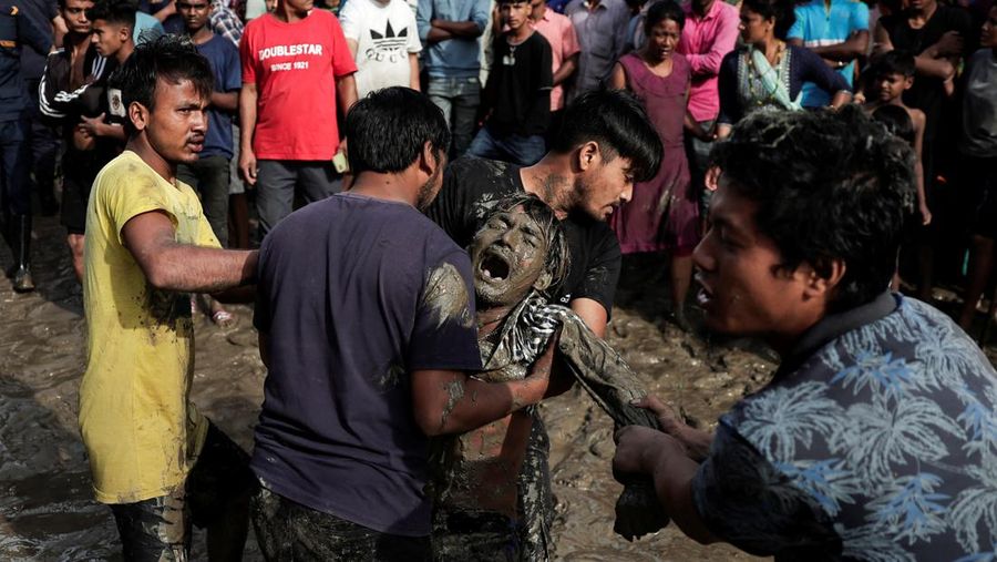 Kendaraan yang terendam sebagian terlihat di daerah banjir di sepanjang tepi Sungai Bagmati yang meluap setelah hujan lebat di Kathmandu, Nepal, 31 Juli 2024. (REUTERS/Navesh Chitrakar)