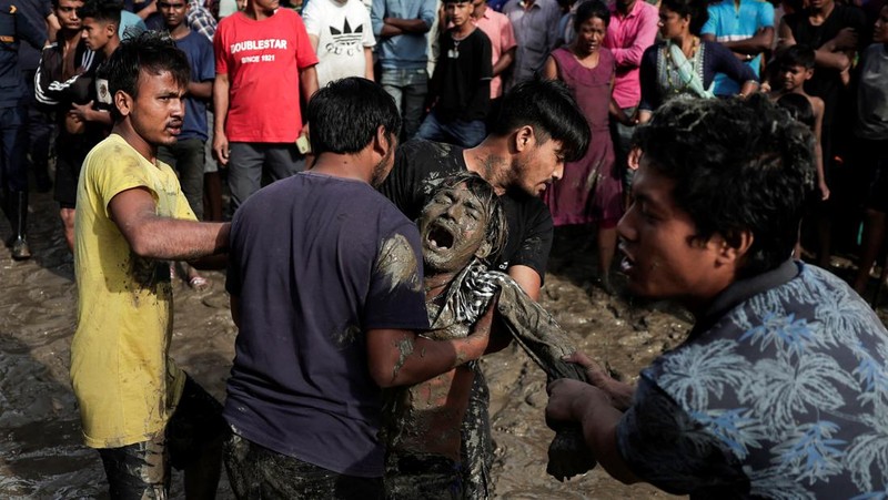 Kendaraan yang terendam sebagian terlihat di daerah banjir di sepanjang tepi Sungai Bagmati yang meluap setelah hujan lebat di Kathmandu, Nepal, 31 Juli 2024. (REUTERS/Navesh Chitrakar)