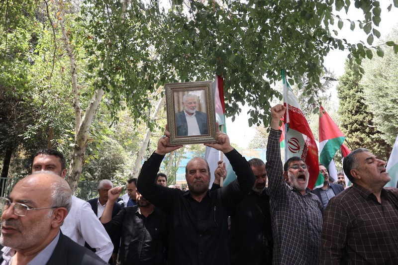 Warga Palestina menghadiri protes setelah pembunuhan pemimpin Hamas Ismail Haniyeh di Iran, di Hebron di Tepi Barat yang diduduki Israel, 31 Juli 2024. Warga Palestina menghadiri protes setelah pembunuhan pemimpin Hamas Ismail Haniyeh di Iran, di Hebron di Tepi Barat yang diduduki Israel, 31 Juli 2024. (REUTERS/Mussa Qawasma)