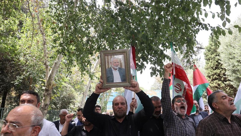 Warga Palestina menghadiri protes setelah pembunuhan pemimpin Hamas Ismail Haniyeh di Iran, di Hebron di Tepi Barat yang diduduki Israel, 31 Juli 2024. (REUTERS/Mussa Qawasma)