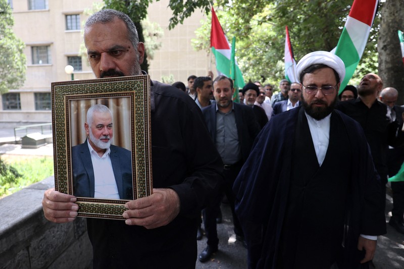 Warga Palestina menghadiri protes setelah pembunuhan pemimpin Hamas Ismail Haniyeh di Iran, di Hebron di Tepi Barat yang diduduki Israel, 31 Juli 2024. Warga Palestina menghadiri protes setelah pembunuhan pemimpin Hamas Ismail Haniyeh di Iran, di Hebron di Tepi Barat yang diduduki Israel, 31 Juli 2024. (REUTERS/Mussa Qawasma)