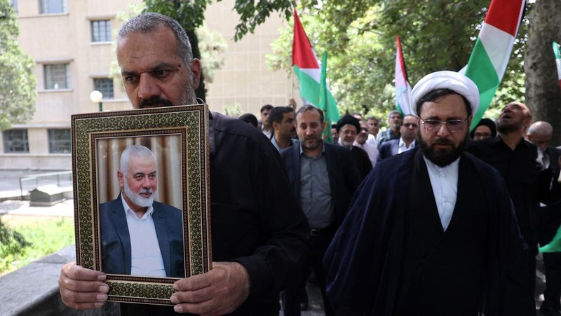 Warga Palestina menghadiri protes setelah pembunuhan pemimpin Hamas Ismail Haniyeh di Iran, di Hebron di Tepi Barat yang diduduki Israel, 31 Juli 2024. (REUTERS/Mussa Qawasma)