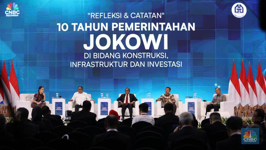 Suasana diskusi panel kedua dalam acara Gabungan Pelaksana Konstruksi Nasional Indonesia (GAPENSI) dengan tema “Refleksi dan Catatan 10 Tahun Pemerintahan Jokowi di Bidang Konstruksi, Infrastruktur, dan Investasi