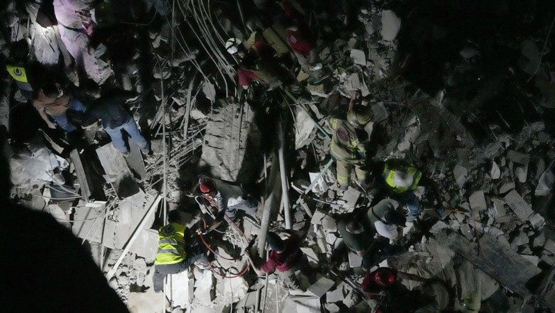 Warga berkumup di dekat lokasi serangan Israel di pinggiran selatan Beirut, Lebanon, Selasa (30/7/2024). (AP Photo/Hussein Malla)